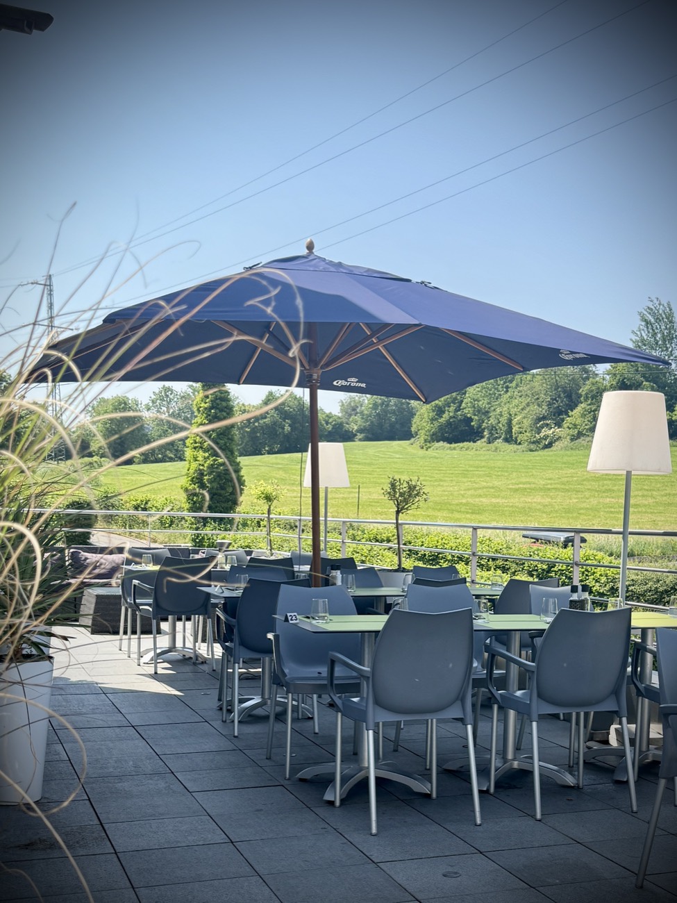 Terrasse du restaurant Le Midi avec vue sur la campagne à Petit-Rechain (Verviers)