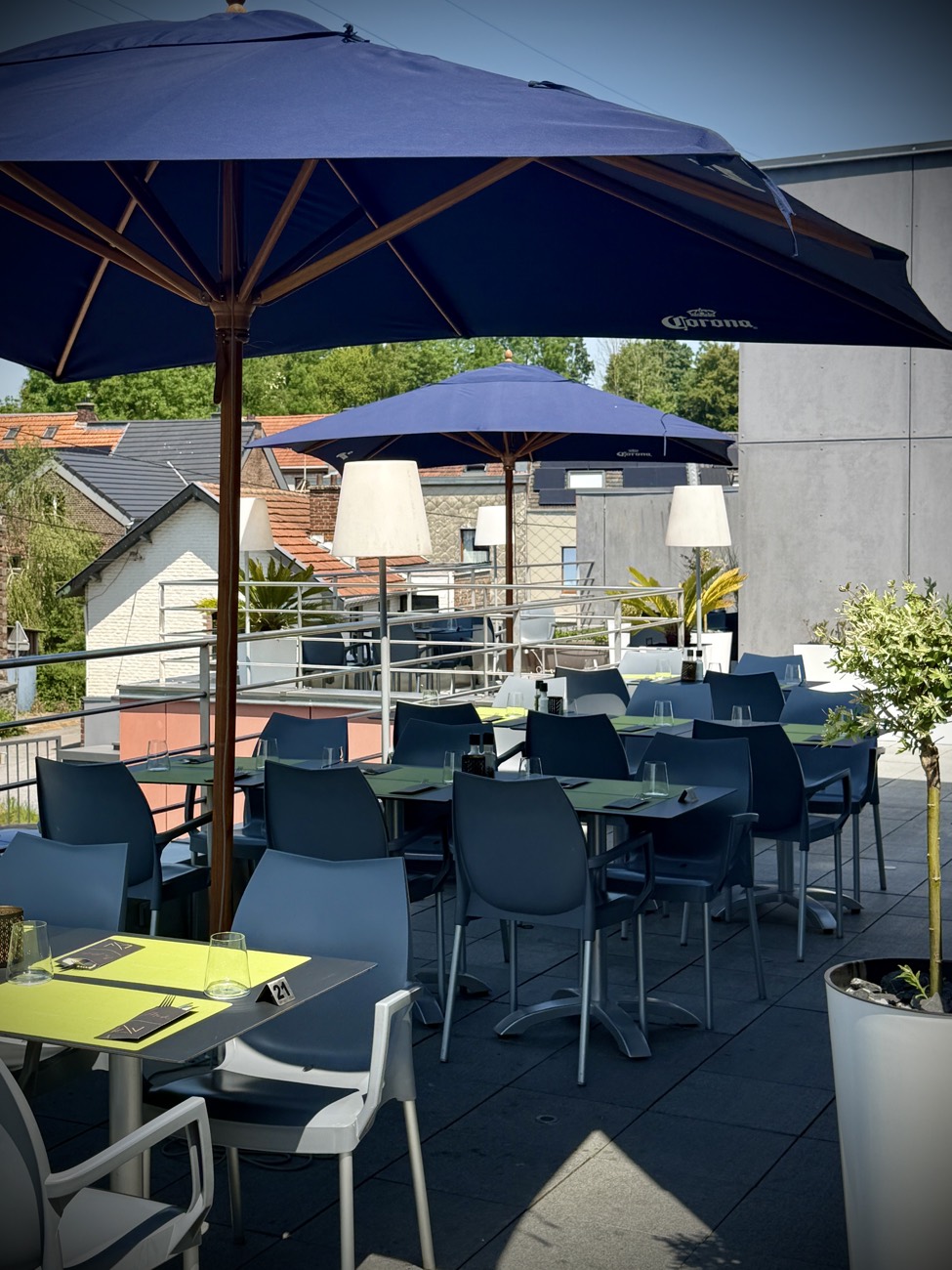 Tables et parasols de la terrasse du restaurant Le Midi à Verviers
