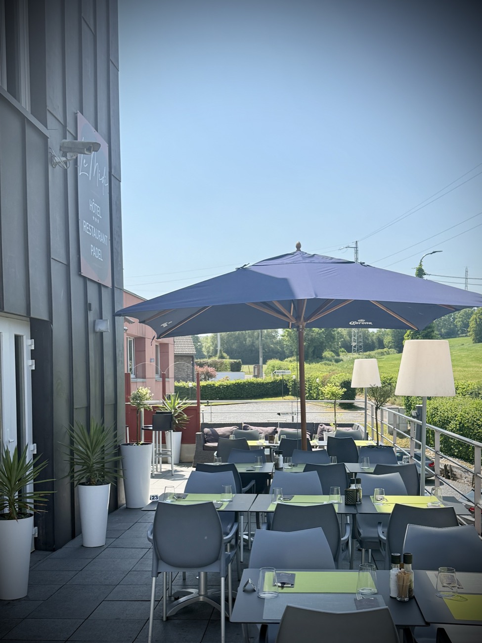 Terrasse et enseigne du restaurant Le Midi à Petit-Rechain (Verviers)