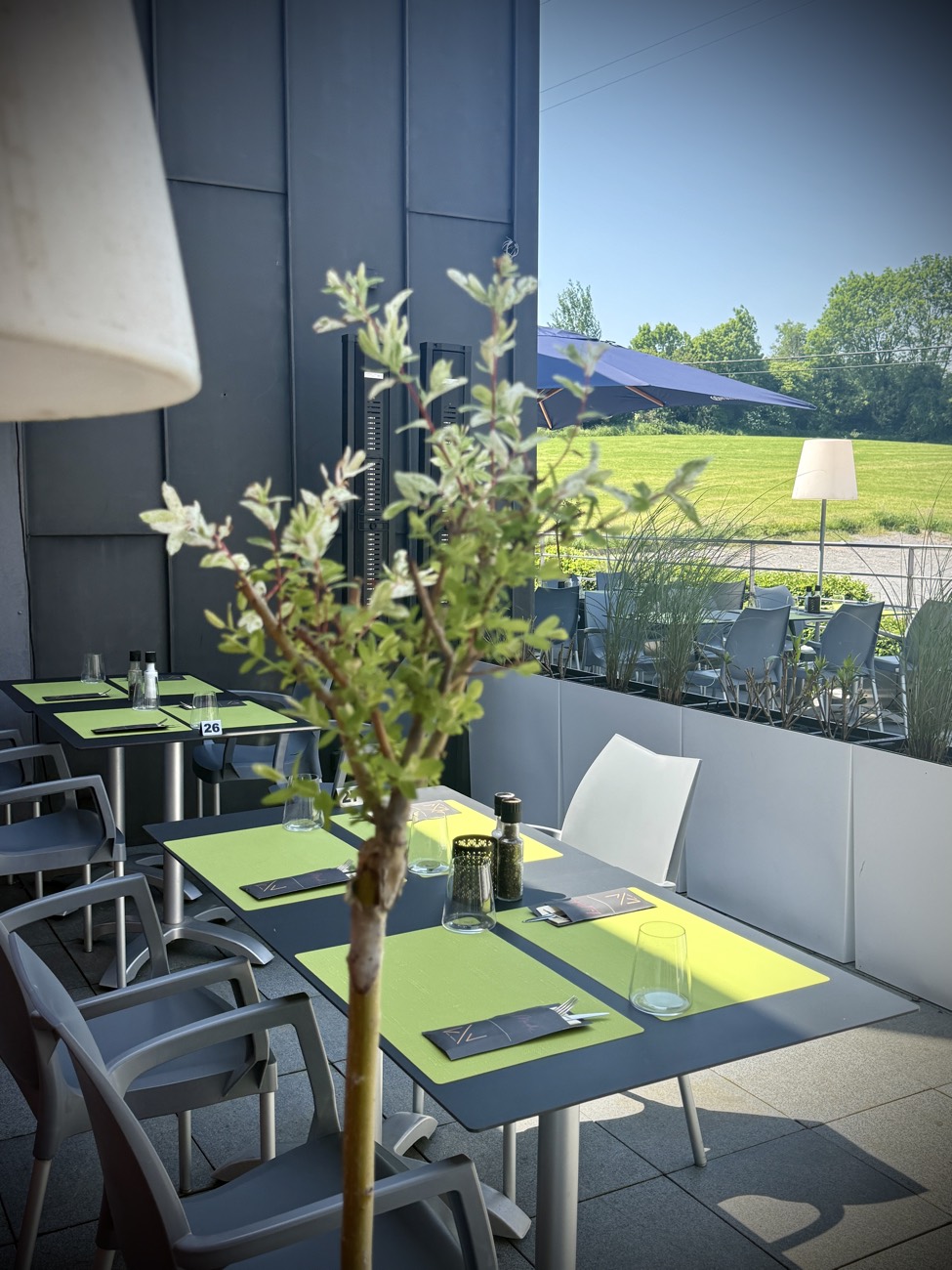 Tables dressées sur la terrasse du restaurant Le Midi à Verviers