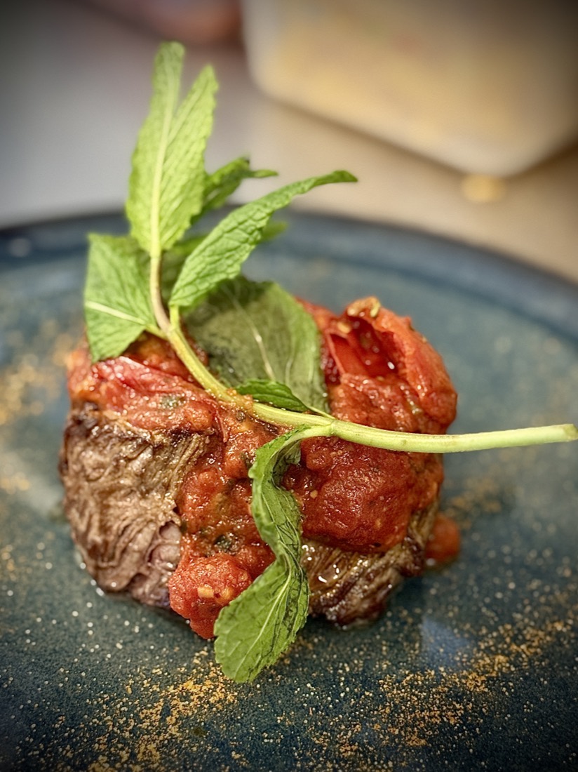 Pièce de bœuf et sauce maison au restaurant Le Midi à Verviers